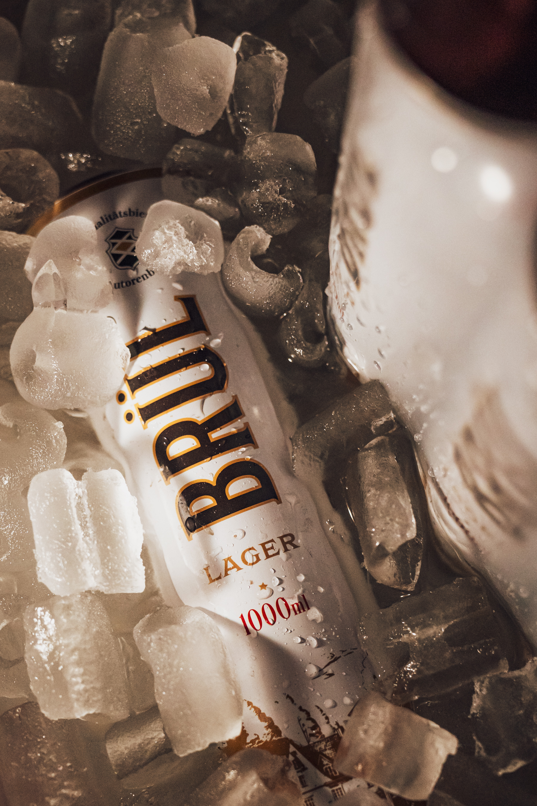 Lata BRÜL Lager entre hielos